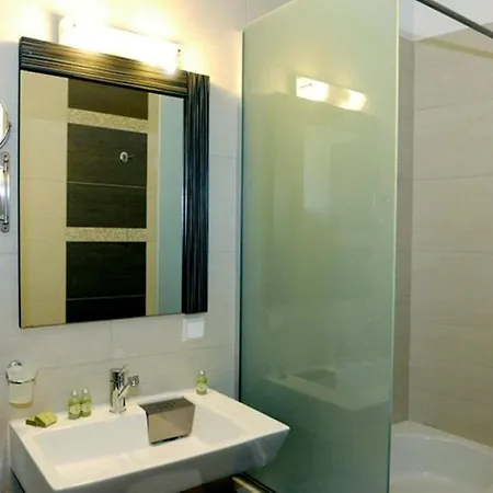 Aerolithos Gasthof Adamantas (Milos)